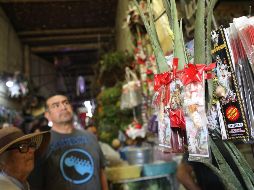 El pasillo ocho del Mercado de Sonora ofrece hechizos, conjuros y limpias para encontrar amor, trabajo y abundancia. EFE/S. Gutiérrez