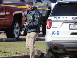 Un agente en la zona del tiroteo en la West Freeway Church of Christ. El FBI dijo que estaba investigando los motivos del ataque. AFP/S. House