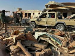 Combatientes de las brigadas del Hezbolá inspeccionan los daños en su base cerca de Al Qaim, tras un ataque estadounidense. AP