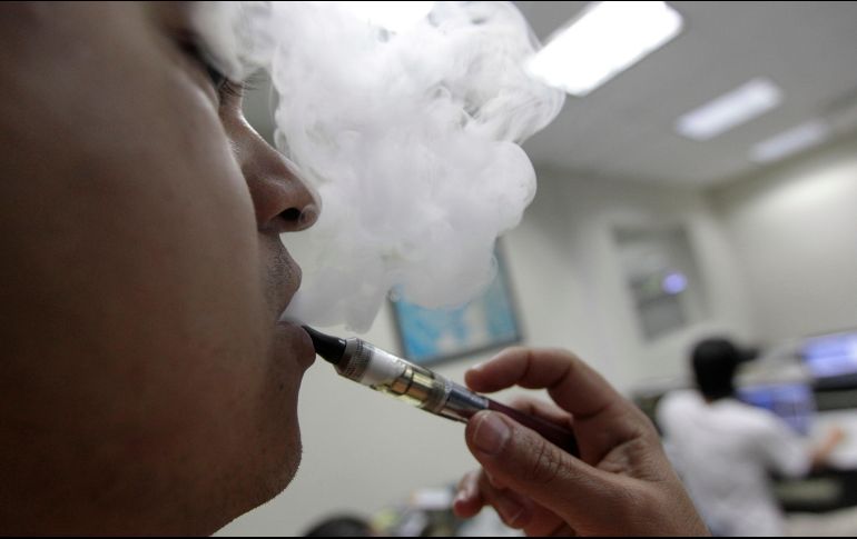 La sustancia utilizada, comúnmente denominada líquido de vapeo, e-juice e-liquid o esencia, contiene por lo general diferentes concentraciones de nicotina, saborizantes, propilenglicol, glicerina, acroleína y otro tipo de aditivos que pueden incluir aldehídos distinguidos por sus efectos nocivos a la salud. EL INFORMADOR/ ARCHIVO