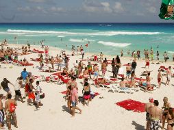 Si bien la temporada de arribo masivo de sargazo concluyó en agosto, la limpieza de las playas continuó para recolectar el pasto marino. NTX/ ARCHIVO