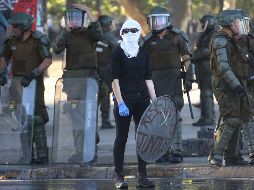 Lo que empezó siendo un llamamiento de los estudiantes a colarse en el metro de Santiago para protestar contra el aumento de la tarifa se convirtió en una revuelta. EFE/ ARCHIVO