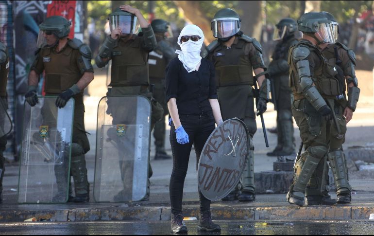 Lo que empezó siendo un llamamiento de los estudiantes a colarse en el metro de Santiago para protestar contra el aumento de la tarifa se convirtió en una revuelta. EFE/ ARCHIVO