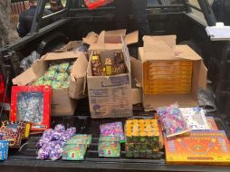 A su arribo, oficiales realizaron una revisión y localizaron una camioneta color azul de modelo atrasado abandonada y abierta, cuyo interior tenía múltiples cajas y bolsas con distintos tipos de fuegos artificiales. ESPECIAL/