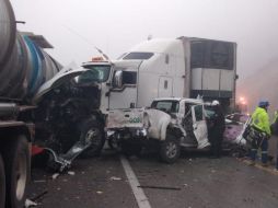 Al parecer un tráiler se volcó impactándose contra otro tractocamión que a su vez chocó con varios vehículos. TWITTER / @PC_NuevoLeon