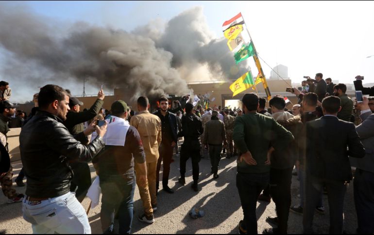 Los milicianos protestan por los letales ataques aéreos de Washington contra una milicia respaldada por Irán, que mataron a 25 combatientes. EFE / A. Jalil