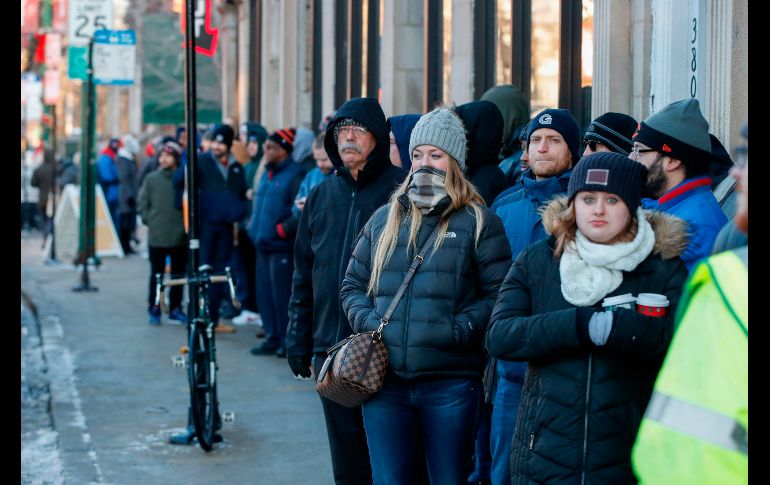 El frío no impidió que consumidores salieran a comprar a dispensarios.