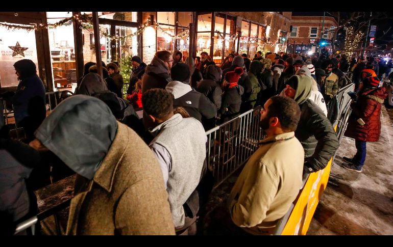 Personas madrugan para hacer fila en una tienda que comienza a vender mariguana en Chicago.