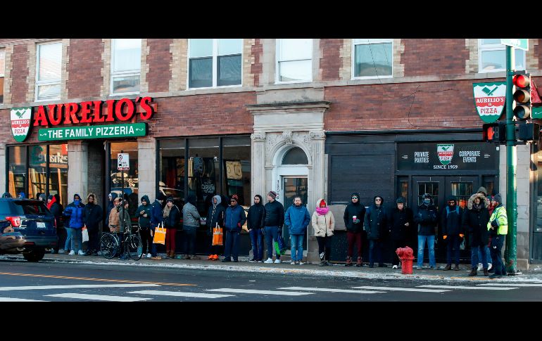 La fila afuera del dispensario Sunnyside Cannabis en Chicago.