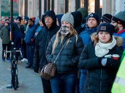 Personas madrugan para hacer fila en una tienda que comienza a vender mariguana en Chicago, Illinois. AFP/K. Krzaczynski