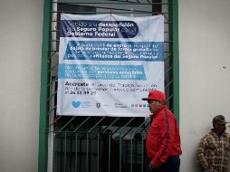 En una lona colocada al ingreso del hospital se avisa de la desaparición del Seguro Popular. EL INFORMADOR / F. Atilano