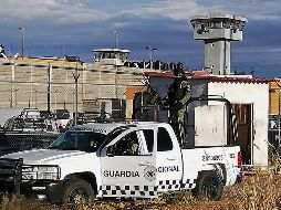Elementos de la Guardia Nacional vigilan en el penal luego del motín. AFP/M. Reyes