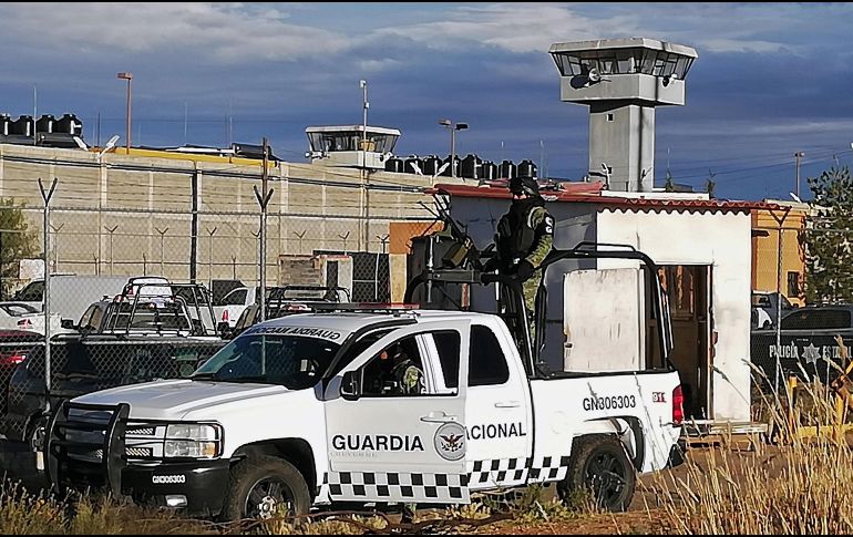 Elementos de la Guardia Nacional vigilan en el penal luego del motín. AFP/M. Reyes
