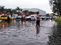 Hacia las siete y media sí se registró una leve inundación en el Periférico y Pino Suárez, lo cual comenzó a congestionar el tráfico en la zona.  ESPECIAL/ @UMPCyBZ