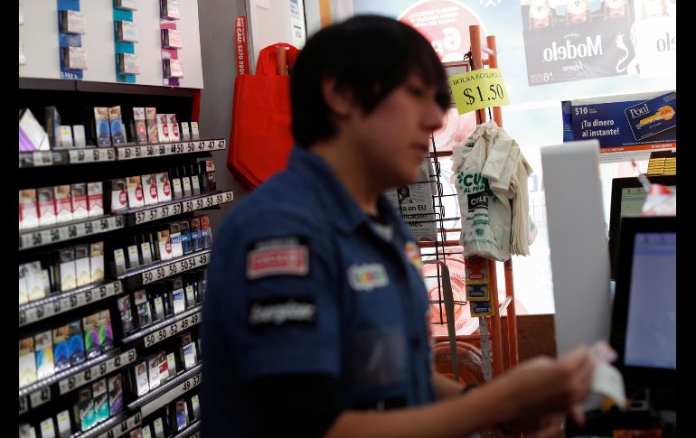 Comercios ya ofrecen bolsas reutilizables o compostables, pero a un costo. AP/R. Blackwell