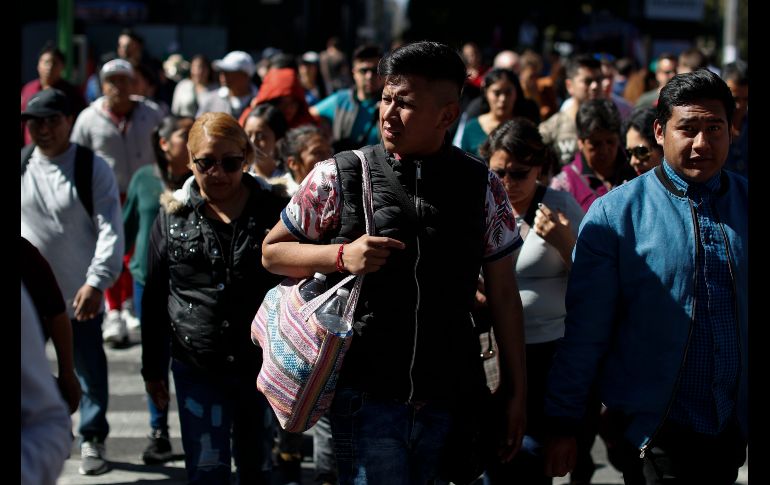 De tela. Habitantes de la metrópoli recurren a otras opciones, pues las tiendas que entreguen las de plástico desechable serán multadas. AP/R. Blackwell