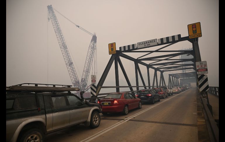 Una hilera de autos que salen de Batemans Bay, en Nueva Gales del Sur, para huir de los incendios. AFP/P. Parkes
