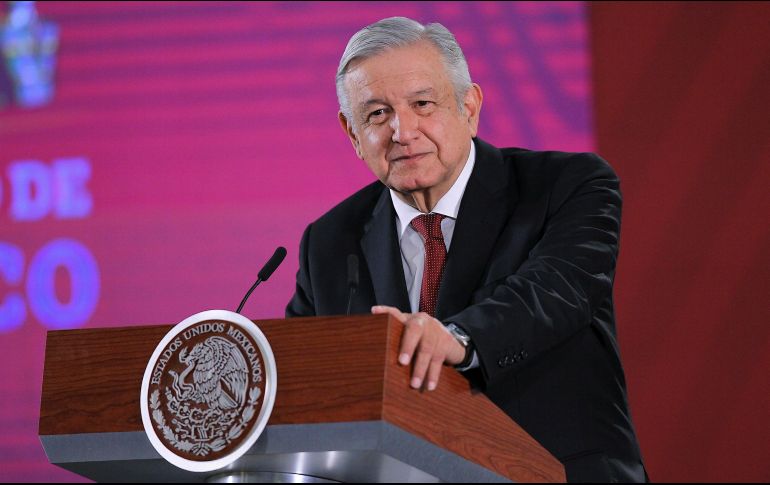 El Mandatario adelantó que pronto se reunirá con Paco Ignacio Taibo II, director del FCE, para analizar con qué derechos cuenta el Gobierno a fin de lanzar publicaciones de bajo costo. NTX / I. Hernánde