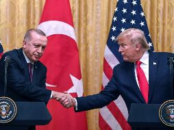 Medios locales afirman que Trump y Erdogan (i) abordaron la situación de Siria durante la llamada. AFP/J. Watson