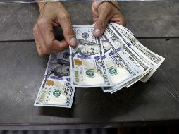 El billete verde se compró en un mínimo de 17.75 pesos en bancos capitalinos. EL INFORMADOR/ARCHIVO