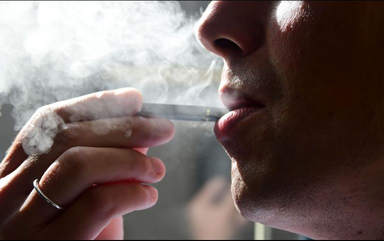 La administración de Trump dio marcha atrás a la prohibición total de productos de vapeo con la que se había comprometido en septiembre. AFP/ARCHIVO