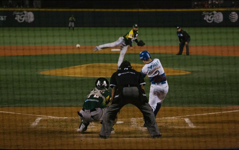 Carlos Figueroa hizo la primera carrera de los Charros gracias a un doblete de Henry Urrutia en la primera entrada. EL INFORMADOR/G. Gallo