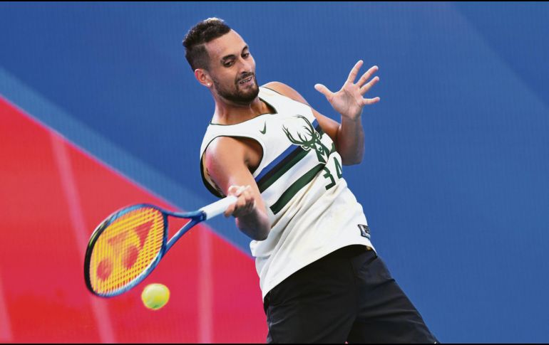 Práctica. El australiano Nick Kyrgios realizó una sesión de entrenamiento previo al arranque del primer certamen de este 2020. EFE