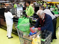 Algunos ciudadanos ya evitan pedir bolsas de plástico en establecimientos comerciales. EL INFORMADOR/A. Camacho