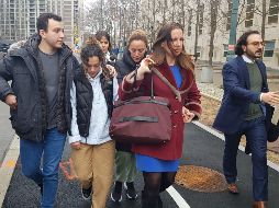 Linda Pereyra (2-i), esposa de Genaro García Luna, camina acompañada de sus hijos y parte del equipo de abogados a la salida de los juzgados del Tribunal Federal del este de Nueva York. EFE/J. Fuentelsaz