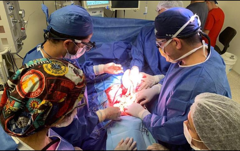 los médicos trasplantólogos del Hospital Civil realizaron la preparación del receptor, un adulto masculino de alrededor de 50 años. ESPECIAL