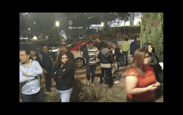 Algunos vecinos de la colonia Roma desalojaron los inmuebles en los que se encontraban al escuchar la alerta sísmica. TWITTER / @Cc3Mh