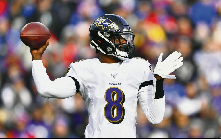 Tras su buena campaña con los Ravens, Lamar Jackson es también firme candidado al MVP de la temporada. AP