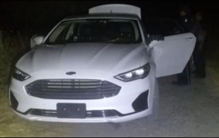 Al interior de los vehículos encuentran dos armas de fuego calibre .12, cargadores y cartuchos útiles, así como equipo táctico. TWITTER / @MICHOACANSSP