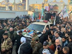 Miles salieron a las calles de Bagdad para el cortejo fúnebre de Qasem Soleimani. REUTERS