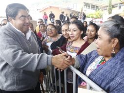 MIguel Barbosa visitó comunidades indígeneas de Puebla, donde afirmó que los gobiernos federal y estatal está con ellos. TWITTER/MBarbosaMX