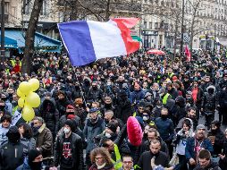 Algunos manifestantes llevaban pancartas con llamados a que el presidente francés Macron retire su proyecto. EFE/C. Petit