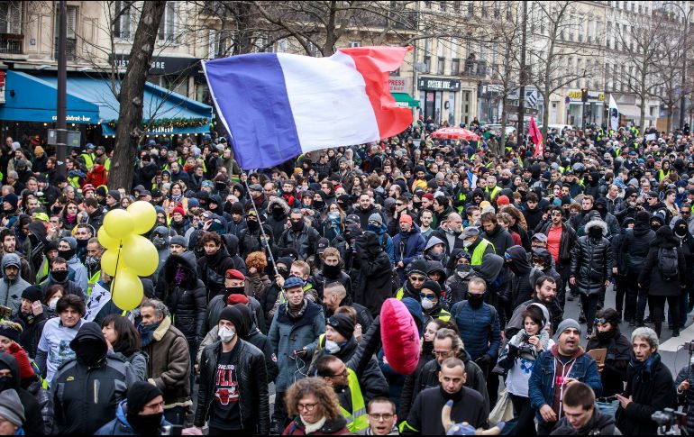 Algunos manifestantes llevaban pancartas con llamados a que el presidente francés Macron retire su proyecto. EFE/C. Petit