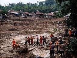 Socorristas remueven los escombros en busca de víctimas. EFE/W. Prasetyo