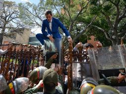Juan Guaidó subió a una reja para intentar entrar al recinto legislativo. AP/M. Delacroix