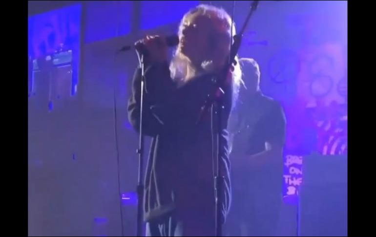 Violet hizo un homenaje a Cobain, pues su indumentaria y peinado eran similares a los que distinguió al vocalista durante toda su carrera. TWITTER / @Playlistmagmx