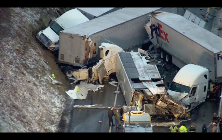 Los tres semriremolques estaban cargados de paquetes. AP/KDKA TV