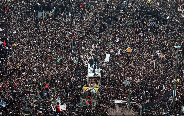 En total, 10 personas, cinco iraquíes y cinco iraníes, fueron asesinadas la madrugada del 3 de enero cerca del aeropuerto internacional de Bagdad, cuando el vuelo del general Soleimani llegó desde Siria. EFE / M. Hossein