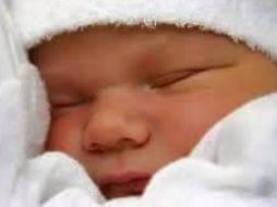 Cuando se tiene que salir del hogar, es recomendable ponerle un gorro de algodón, abrigos y cubrirlo con una manta. TWITTER / @INPer_mx