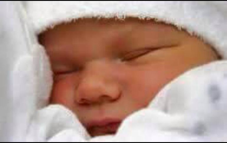 Cuando se tiene que salir del hogar, es recomendable ponerle un gorro de algodón, abrigos y cubrirlo con una manta. TWITTER / @INPer_mx