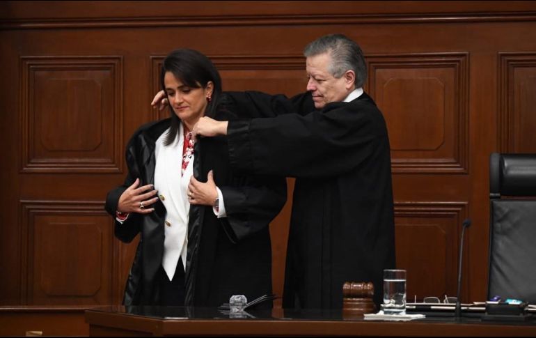 El presidente de la SCJN, Arturo Zaldívar, impuso a Margarita Ríos-Farjat la toga que corresponde a los ministros. TWITTER@SCJN