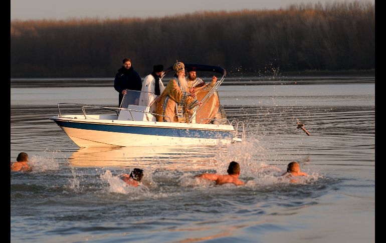 Un arzobispo ortodoxo bendice una cruz tras arrojarja al río Danubio en Harsova, Ruma nia. AP/A. Alexandru
