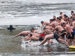 Miles se sumergen en aguas heladas por la Epifanía