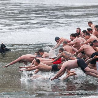 Miles se sumergen en aguas heladas por la Epifanía
