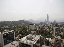 Vista de Santiago este lunes. La presencia de humo no causaría ningún efecto grave en Chile. EFE/A. Peña