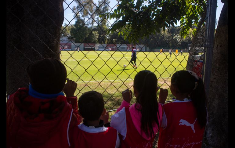 Los aficionados fueron seleccionados por medio de una dinámica por internet y de algunas fundaciones de Jorge Vergara. EL INFORMADOR / G. Gallo